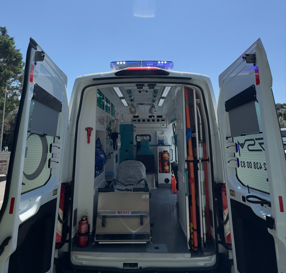 Kırmızı Şerit Acil Yardım Ambulansı ve Defibrilatörlü Medikal Ekipman